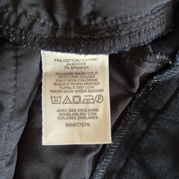 Ann Taylor navy blue cropped pants. Excellent Used Condition. Size 6 petite - Picture 6 of 6